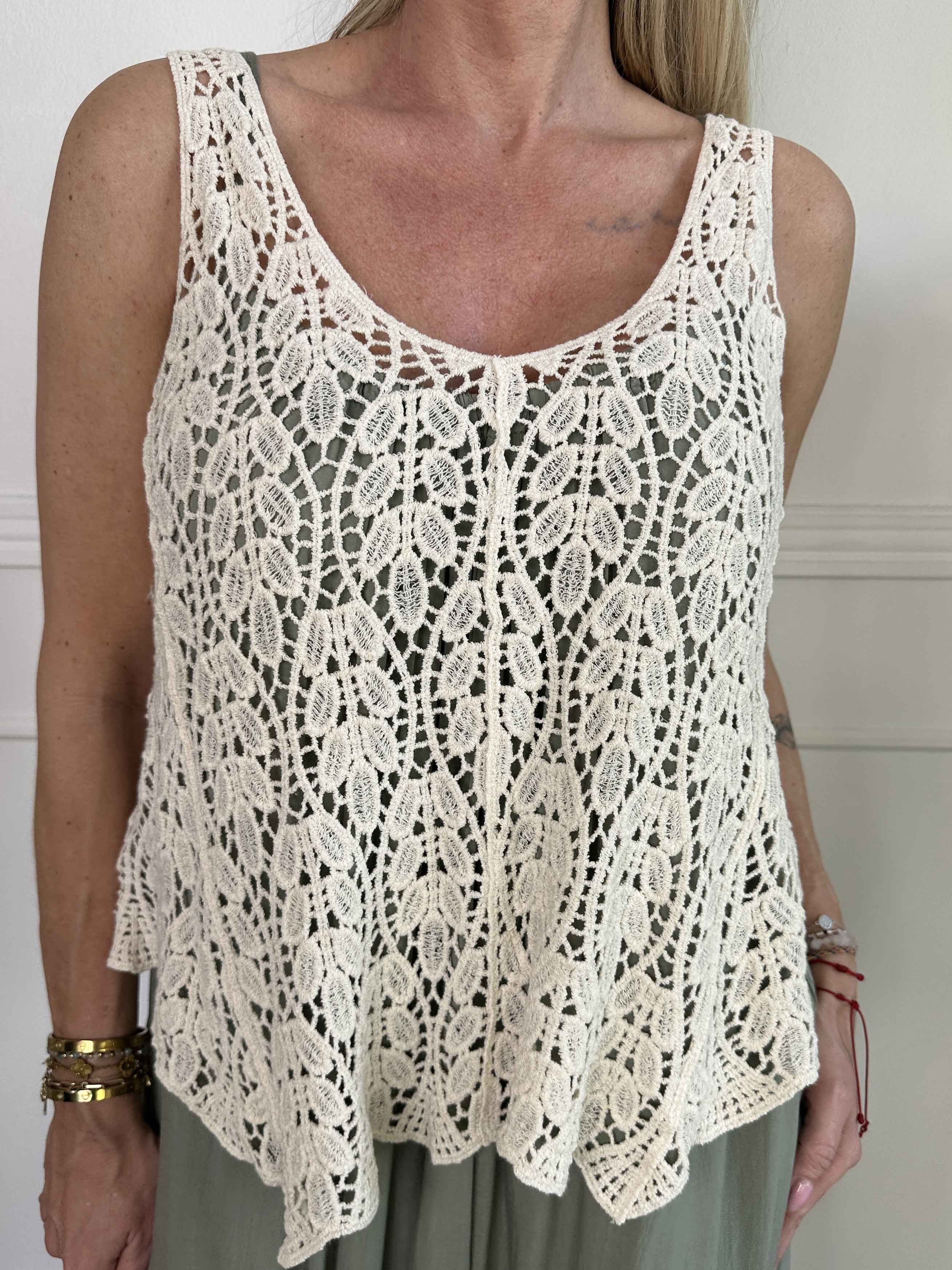 Ida - Sød broderet top i bomuld